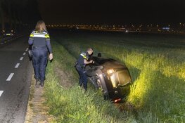 Busje gekanteld in de sloot langs de Raasdorperweg in Lijnden