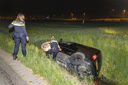 Busje gekanteld in de sloot langs de Raasdorperweg in Lijnden