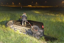 Busje gekanteld in de sloot langs de Raasdorperweg in Lijnden