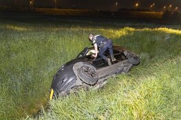 Busje gekanteld in de sloot langs de Raasdorperweg in Lijnden