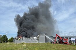 Zeer grote brand op bedrijventerrein in Cruquius