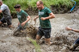 Bijna 400 mensen gaan door de modder tegen moderne slavernij