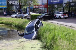 Auto te water bij inparkeren bij woonboulevard Cruquius