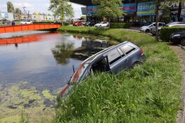 Auto te water bij inparkeren bij woonboulevard Cruquius