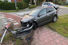 Auto rijdt tegen lantaarnpaal in Zwanenburg