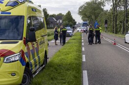 Man op fiets komt hard ten val bij inhaalactie op de Schipholweg