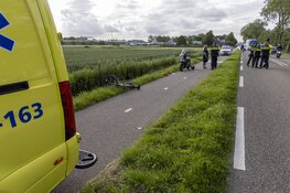Man op fiets komt hard ten val bij inhaalactie op de Schipholweg