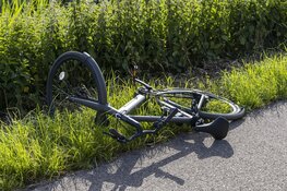 Man op fiets komt hard ten val bij inhaalactie op de Schipholweg