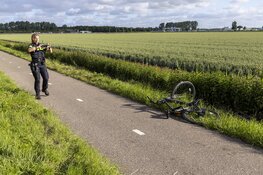 Man op fiets komt hard ten val bij inhaalactie op de Schipholweg