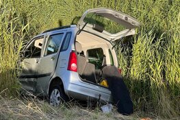 Auto te water en veel schade na ongeval in Nieuw Vennep