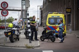 Scooterrijder gewond bij botsing met auto in Halfweg