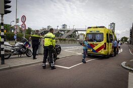 Scooterrijder gewond bij botsing met auto in Halfweg