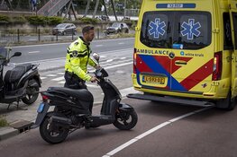 Scooterrijder gewond bij botsing met auto in Halfweg