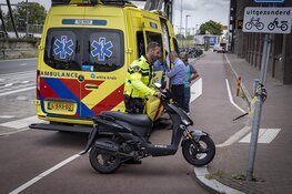 Scooterrijder gewond bij botsing met auto in Halfweg