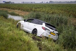 Weer auto de bocht uitgevlogen op de oprit naar de A9