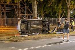 'Auto slaat meerdere keren over de kop in Hoofddorp'