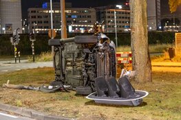'Auto slaat meerdere keren over de kop in Hoofddorp'