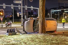 'Auto slaat meerdere keren over de kop in Hoofddorp'