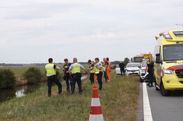 Auto te water in Vijfhuizen; twee gewonden