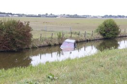 Auto te water in Vijfhuizen; twee gewonden