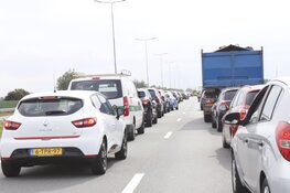 Auto te water in Vijfhuizen; twee gewonden