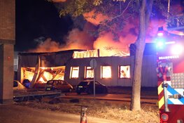 Grote brand verwoest opslag elektronicazaak in Zwanenburg