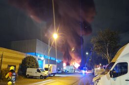 Grote brand verwoest opslag elektronicazaak in Zwanenburg