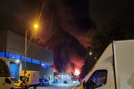 Grote brand verwoest opslag elektronicazaak in Zwanenburg
