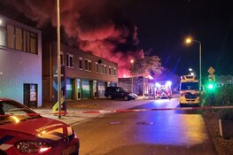Grote brand verwoest opslag elektronicazaak in Zwanenburg