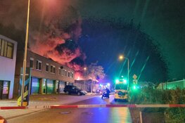 Grote brand verwoest opslag elektronicazaak in Zwanenburg