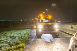 Vrachtwagen half in de sloot langs A5