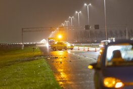Vrachtwagen half in de sloot langs A5