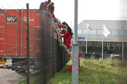 Activisten breken in op Schiphol, zeker honderd aanhoudingen