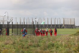 Activisten breken in op Schiphol, zeker honderd aanhoudingen