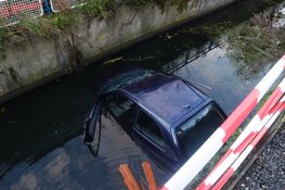 Auto te water bij pompstation in Rozenburg