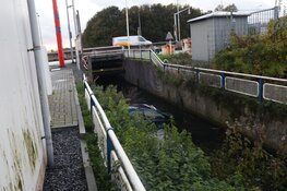 Auto te water bij pompstation in Rozenburg
