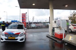 Auto te water bij pompstation in Rozenburg