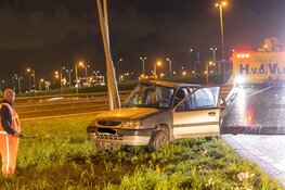 Automobilist rijdt tegen lantaarnpaal langs A4 bij Hoofddorp