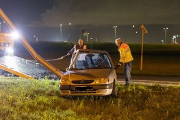 Automobilist rijdt tegen lantaarnpaal langs A4 bij Hoofddorp