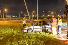 Automobilist rijdt tegen lantaarnpaal langs A4 bij Hoofddorp