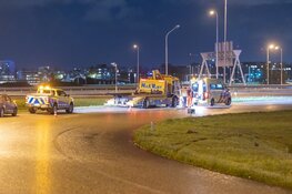 Automobilist rijdt tegen lantaarnpaal langs A4 bij Hoofddorp