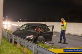 Auto tegen betonnen muurtje gereden in Halfweg