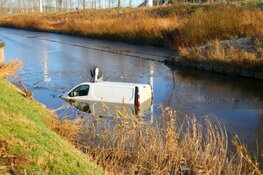 Te water geraakte bestuurder klimt op zijn bestelbus in Spaarndam