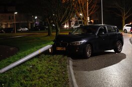 Automobilist onder invloed ramt lantaarnpaal
