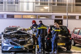 Mogelijke brandstichting op parkeerplaats bij flat Uithoorn