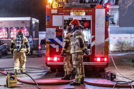 Mogelijke brandstichting op parkeerplaats bij flat Uithoorn