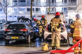 Mogelijke brandstichting op parkeerplaats bij flat Uithoorn