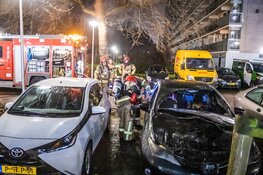 Mogelijke brandstichting op parkeerplaats bij flat Uithoorn