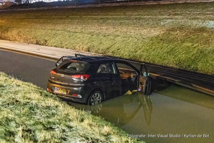 Auto te water bij afrit Badhoevedorp