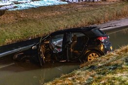 Auto te water bij afrit Badhoevedorp